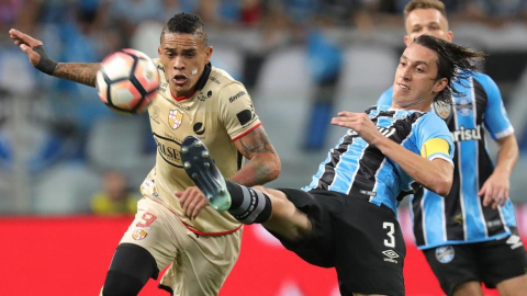 Jonathan Álvez, de Barcelona, disputa un balón en la semifinal de la Copa Libertadores ante Gremio, en Brasil, el 1 de noviembre de 2017.