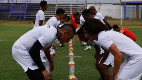 Jonathan Álvez (izquierda) y William Riveros (derecha), podrían ser titulares en el partido frente a Progreso.