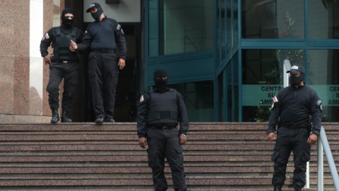 Agentes del Servicio Bolivariano de Inteligencia Nacional (Sebin) ingresaron al edificio donde Juan Guaidó tiene sus oficinas.