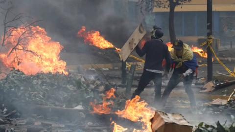 Imagen de archivo del 13 de octubre de 2019 de dos manifestantes durante las protestas.