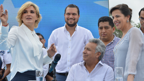 La alcaldesa Cynthia Viteri, el presidente Lenín Moreno y la minitra de Gobierno, María Paula Romo, en Guayaquil, el 26 de noviembre de 2019, durante la firma de un acuerdo de seguridad entre el Municipio y el Gobierno.