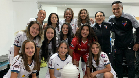 Las jugadoras 'albas' recibieron un reconocimiento del equipo en la Noche Blanca 2020.