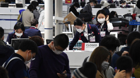 Trabajadores del aeropuerto internacional Chubu Centrair en Japón utilizan mascarillas para prevenir el contagio.