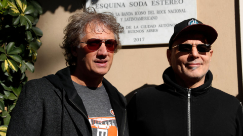 Carlos Alberto Ficicchia, conocido como Charly Alberti y Héctor 'Zeta' Bosio integrantes de la banda Soda Stereo, en una foto del 22 de junio de 2018.