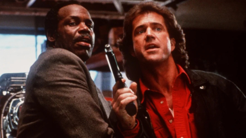 Danny Glover como Roger Murtaugh y Mel Gibosn como Martin Riggs, en un fotograma de "Arma mortal 2", de Richard Donner.