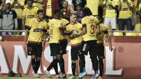 Los jugadores festejan el gol y el pase a la segunda ronda de la Copa Libertadores.