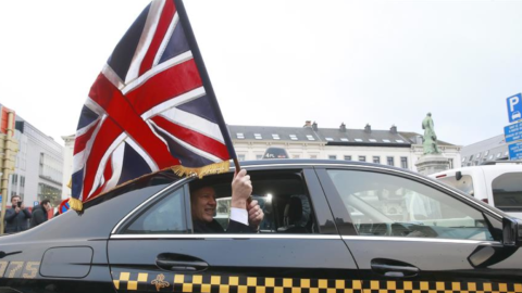 Un eurodiputado británico muestra la bandera de su país un día antes de que el brexit se haga realidad.