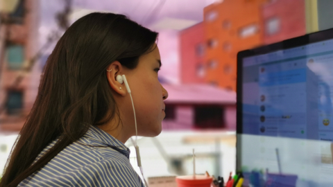 La Organización Mundial de la Salud calcula que
1100 millones de jóvenes de todo el mundo podrían estar
en riesgo de sufrir pérdida de audición debido a prácticas
auditivas perjudiciales.