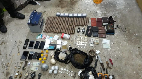 La Policía ecuatoriana decomiso de drogas, armas y dinamita en Azuay.