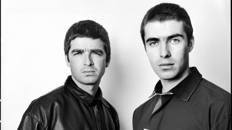 Noel y Liam Gallagher en una mejor época: 1997. Sesión para el disco "Be Here now", de Oasis.