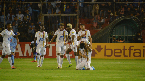 Los jugadores colombianos festejan el gol que los deja a un paso de la clasificación.