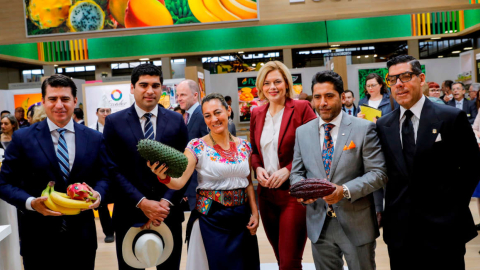 La delegación ecuatoriana en Berlin, para la feria Fruit Logistica estuvo encabezada por el vicepresidente Otto Sonnenholzer, además de los ministros Xavier Lazo, Iván Ontaneda, Raúl Ledesma, junto a la ministra alemana de Agricultura, Julia Kloeckner, el 5 de febrero de 2020.