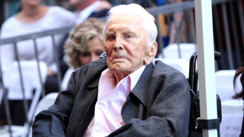 AME8840. LOS ANGELES (ESTADOS UNIDOS), 05/02/2020.- Fotografía de archivo del 6 de noviembre de 2019 que muestra al actor estadounidense Kirk Douglas durante la ceremonia de entrega de la estrella de su hijo, el actor estadounidense Michael Douglas, en el paseo de la fama de Hollywood, en Los Ángeles (Estados Unidos).  La leyenda de Hollywood Kirk Douglas ha fallecido este miércoles a los 103 años de edad, informó su familia en un comunicado publicado por medios de comunicación estadounidenses. "Con tremenda tristeza, mis hermanos y yo anunciamos que Kirk Douglas nos dejó hoy a la edad de 103 años", informó uno de sus hijos, el también actor Michael Douglas, en una nota difundida por la revista People.EFE/ Nina Prommer/ARCHIVO