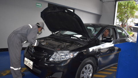 Técnicos realizan la revisión vehicular a un auto, el 6 de febrero de 2020.