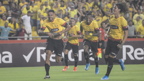 Los ecuatorianos festejan el segundo gol en el estadio Monumental de Guayaquil.