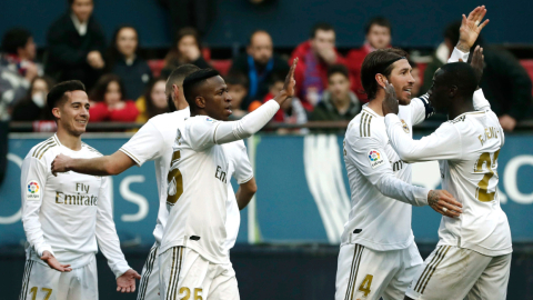 El equipo de Znedine Zidane festeja una victoria frente al Osasuna en el Santiago Bernbéu.