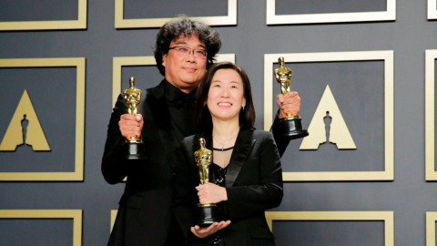 El director Bong Joon-ho y la productora Kwak Sin-ae , de 'Parasite' posan el 9 de febrero de 2020 con sus premios Oscar.