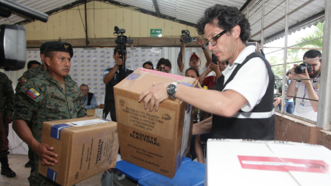 Miembros de las Fuerzas Armadas trasladan material electoral de la consulta popular en Las Golondrinas, en 2015.