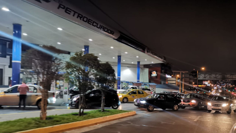 Imagen referencial de una de las estaciones de servicio de Petroecuador en Quito.