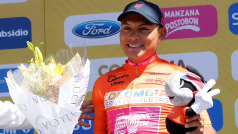 Jonathan Caicedo (de amarillo) se quedó con la primera etapa del Tour Colombia 2.1. 