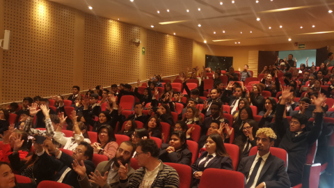 Estudiantes sordos levantan las manos en señal de aplausos durante la inauguración del nuevo modelo educativo.