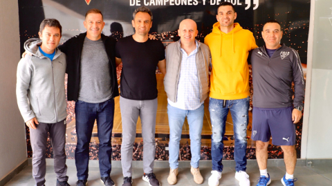 El cuerpo técnico de Jordy Cruyff realiza visitas a los equipos del fútbol ecuatoriano, Liga de Quito fue uno de ellos.