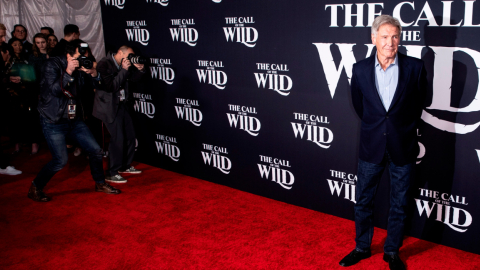 El actor Harrison Ford posa en la alfombra roja en el estreno del filme 'The Call of the Wild' en California (Estados Unidos), 13 de febrero de 2020. La película se estrena en Estados Unidos el 21 de Febrero de 2020 