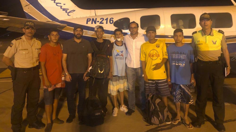 Los primeros hinchas de Barcelona regresan al país en el avión de aeropolicial.