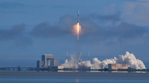 El cohete Falcon 9, de SpaceX, llevó 60 cohetes starlink al espacio para crear una red de provisión de Internet planetaria.