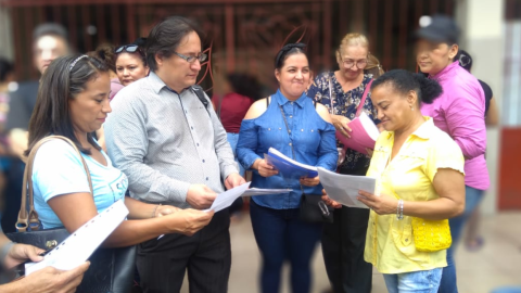 Padres de familia, en el colegio Guayaquil, protestaron que se tome nuevamente la prueba Ser Bachiller a sus hijos.