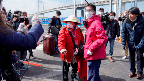 Los pasajeros del crucero Diamond Princess salen de la terminal de cruceros del muelle Daikoku en Japón, el 19 de febrero de 2020.