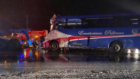 Un bus interprovincial se accidentó en la vía a Naranjal el 22 de febrero.