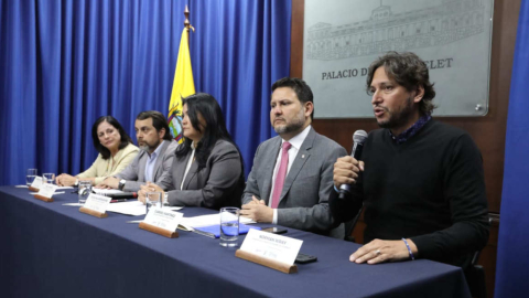 Los ministros de Educación, Salud, Obras Públicas, el presidente del IESS y el Presidente del Consejo de Gobierno del Régimen Especial de Galápagos.