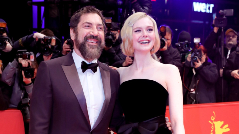 El español Javier Bardem  junto a la actriz Elle Fanning a su llegada a la presentación de la película "The Roads Not Taken", en el Festival Internacional de Cine de Berlín este 26 de febrero.