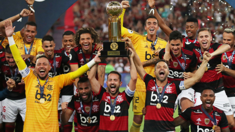 Los futbolistas de Flamengo festejan por primera vez el título de la Recopa Sudamericana.