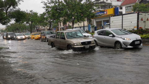 La avenida Víctor Emilio Estrada, en Guayaquil, se llenó de agua debido a la fuerte lluvia caída esta mañana en la ciudad.