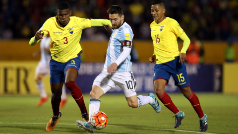 Lionel Messi maneja el balón en un partido frente a Ecuador, el 10 de octubre de 2017, en Quito.