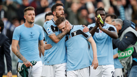 Los jugadores de la Lazio celebran el primer lugar en la tabla de posiciones. 