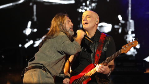 Adrián Dargelos y Zeta Bosio durante su presentación de Soda Stereo, este 29 de febrero, en el estadio el Campín de Bogotá. en Colombia.