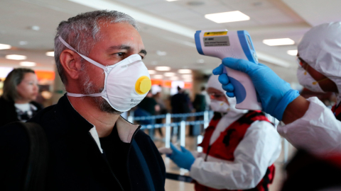 El Ministerio de Salud realiza controles sanitarios contra el coronavirus en los aeropuertos. 