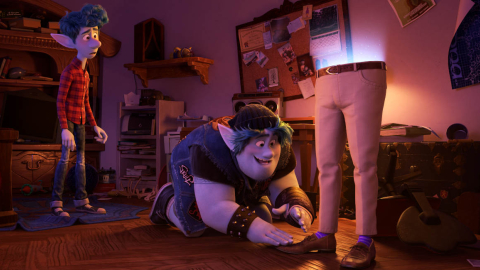 Los hermanos Ian y Barley utilizan un conjuro para materializar a su difunto padre en 'Unidos' ('Onward'), la nueva película de Disney Pixar.