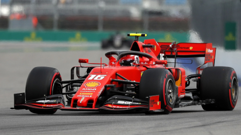 Charles Leclerc al mando de su Ferrari durante el Gran Premio de Rusia, en 2019.