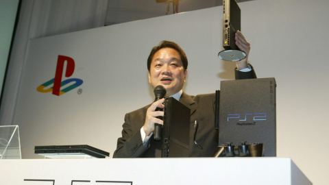 Ken Katagiri, Presidente y Director Ejecutivo del Grupo de Sony Computer Entertainment presentando el nuevo PlayStation 2, Tokio, 21 de Septiembre de 2004. 