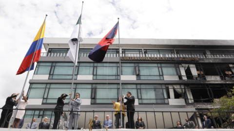 La fiscal Diana Salazar, el contralor Pablo Celi durante el acto de izada de la bandera en el edificio incendiado de la Contraloría, el 6 de noviembre.