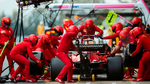 El equipo de mecánicos de la escudería Ferrari asisten al piloto Charles Leclerc en los pits.