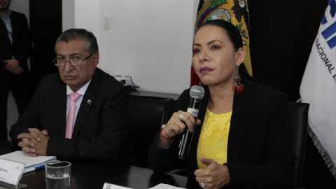 La presidenta del CNE, Diana Atamaint, y el consejero José Cabrera, en rueda de prensa este 5 de marzo de 2020.