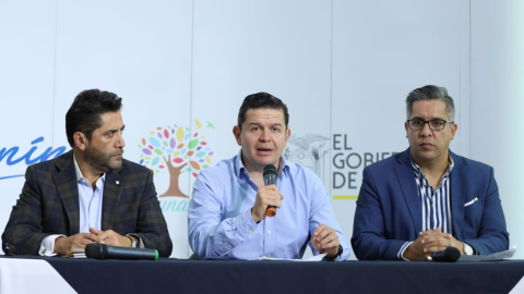 El ministro Iván Ontaneda, el secretario Juan Sebastián Roldán y el gobernador de Los Ríos, Camilo Salinas, durante una rueda de prensa en Guayaquil.