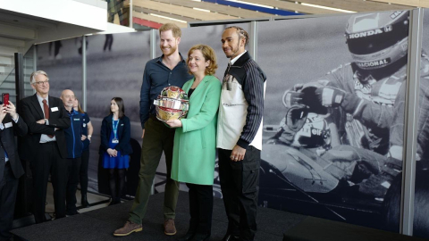 El Príncipe Enrique y Lewis Hamilton, durante la inauguración del museo en Silverstone.