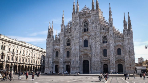 En Milán, la Piazza del Duomo lució casi vacía. La catedral cerró sus puertas como medida ante el coronavirus.