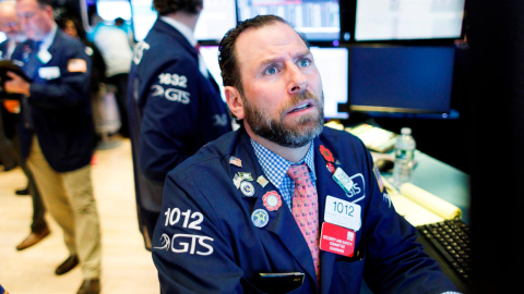 Operadores de la bolsa de Nueva York durante la apertura de la bolsa el 9 de marzo de 2020. El índice Dow Jones bajó 2.000 puntos por  miedo a una recesión.